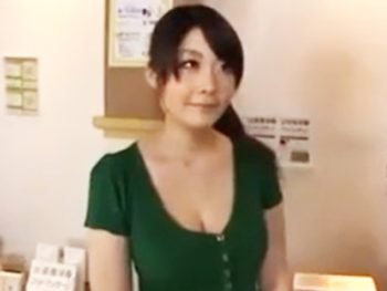 マッサージ店の変態店主が爆乳の看板娘に日頃の感謝を込めてエロ施術ｗ巨乳お姉さん顔射マッサージのアダルト動画