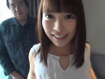 アイドル顔負けの天使！おじさんチンポにむしゃぶり付いて大量口内射精美少女フェラのアダルト動画