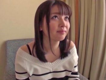 ナンパしたパイパン素人に勃起チンポ見せつけ強制発情→膣奥中出し！巨乳素人美少女中出しナンパの無料ポルノ動画