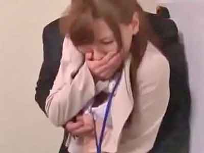 弱みを握った仕事中の人妻OLを人気ないロッカールームで犯す巨乳人妻レイプのアダルトエロ動画