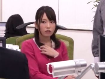 スタイル抜群の美女OLが会社の会議室で上司と禁断パコお姉さんOL顔射のAVエロ動画