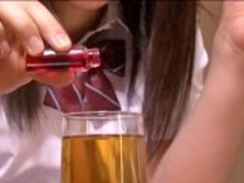 悪フザケで媚薬を飲んだJKが欲望に勝てず同級生と中出しファック女子校生美少女中出しのアダルト動画