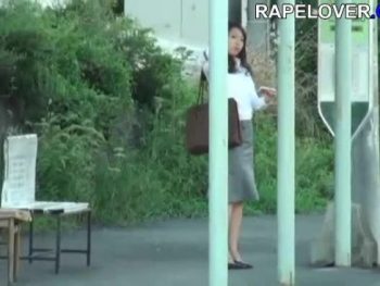 帰宅途中の推定DカップOLに奇襲拉致かけて山奥で集団レイプ巨乳素人OLハメ撮りフェライラマチオ乱交のエロ動画