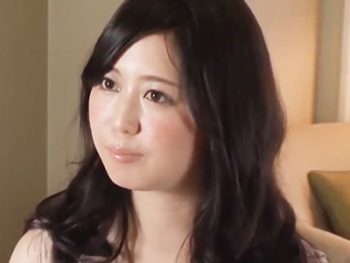 色白のぽっちゃり妻が欲求不満解消にAV出演！他人棒のピストンで赤面イキ巨乳素人人妻ハメ撮り...