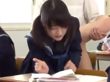 美少女JKが授業中に立ちバックで中出しされ続けるマジキチ学園女子校生美少女中出しレイプの無料エロ動画