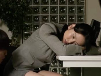 オフィスで仮眠中の美人OLをレイプ→その場の勢いで生中出し！巨乳お姉さんOL中出しレイプの無料AV