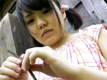 公園でぼっちの少女の無毛マ〇コに肉棒をぶち込みレイプするロリコン変質者美少女パイパン顔射イラマチオレイプ露出の無料アダルト動画