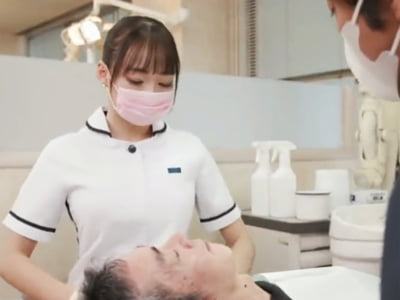 美人歯科助手さんにこっそり痴女られてドキドキパコ！お姉さん痴女コスプレ手コキ蓮実クレアのアダルトエロ動画
