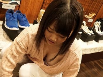 吉祥〇に実在するクツ屋で働く巨乳18歳→ロケット乳をぷるぷる言わして自らAV志願巨乳素人デビュー作のアダルト動画