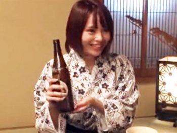 出張先の温泉旅行で既婚者の上司を誘惑して寝取る小悪魔な美少女OL美少女痴女OLフェラのアダルト動画