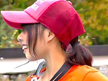 プールの監視員に近づき物陰でガチレイプする強姦魔美少女顔射レイプのアダルトエロ動画