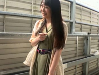 ナンパ師たちにおだてられて気をよくしてセックスするビッチ素人美少女ナンパのAV無料動画