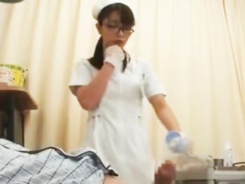 絶倫患者の面倒を見るのに手を焼くナースが病室のベッドで次々ハメ倒される看護婦顔射のエロ動画