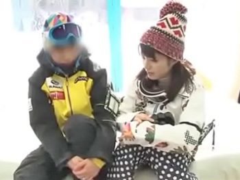 スキーに来ていたカップルをMM号に乗せてNTR素人美少女中出しマッサージのポルノ動画