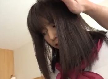 アイドルのように可愛いJKが嫌がりながらベロチュー→困惑しながらもおっさんチンポを手コキする表情ｗ素人女子校生美少女手コキのアダルト動画