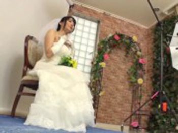 ウェディングフォトを撮影しに来た花嫁に媚薬を盛ってNTRファック！巨乳人妻コスプレのエロ動画