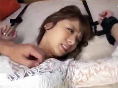 夜道を歩く素人娘を昏睡させ拉致→両手を縛ってデカチンぶち込むガチレイプ！巨乳素人お姉さん顔射レイプ3Pのアダルト動画