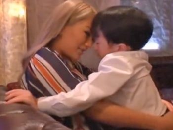 VIPなショタチンポを濃厚手コキで見事に射精させたビッチギャルお姉さんギャル痴女手コキの無料セックス動画