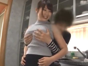巨乳妻がショタ男のチンポを喉奥まで咥え込みザーメン搾り取り！巨乳痴女人妻フェラ手コキの無料...