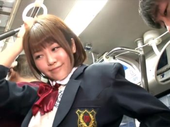 エッチな事に興味津々なJKが満員バス内でこっそりパコ！素人女子校生美少女痴女痴漢露出のエロ動画