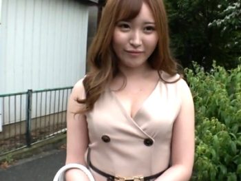 幼さが残る美人若妻さん2人とたっぷり不貞パコ巨乳素人人妻のアダルト動画