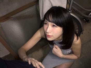 女に有無を言わさず強制イラマ！嫌がる野外で無理やりしゃぶらせる！巨乳素人お姉さん手コキイラマチオ露出のアダルト動画