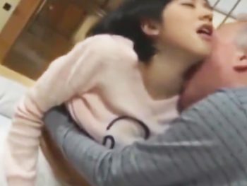 おじさんおチンポで何度も子宮奥を突かれ失神寸前な童顔女子ｗ美少女パイパンのアダルト動画