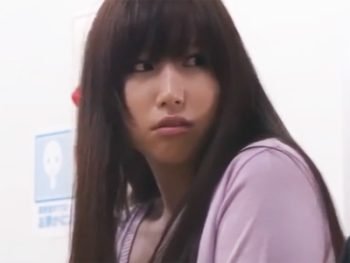 図書館で痴漢男に辱められてるのに感じちゃう人妻巨乳人妻中出しレイプ露出のエロ動画