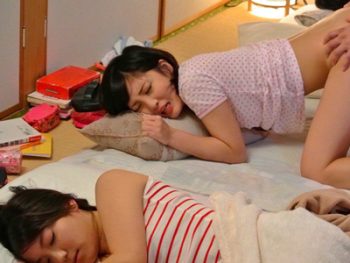 再婚相手の可愛いJK姉妹と義理の父が川の字就寝→近親パコ女子校生近親相姦オナニー広瀬うみ大野美鈴の無料エロ動画