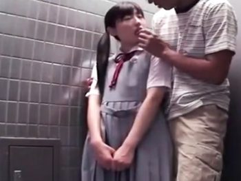 無知な少女の口に肉棒を突っ込み口内射精！美少女イラマチオのエロ動画