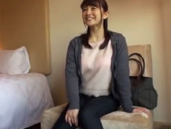 スレンダーで若々しい美人妻が夫以外のチンポで簡単アクメ素人人妻顔射のアダルト動画