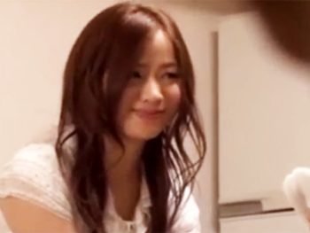 スケベ顔巨乳なお姉さんに誘惑されて我慢できず彼女がいる隣の部屋で浮気パコｗｗ巨乳お姉さん痴女顔射のアダルトエロ動画