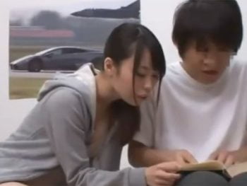 距離感の近い姉に誘惑されチンピクしてしまい→禁断の近親相姦パコで中出し美少女お姉さん痴女中出し近親相姦のアダルト動画