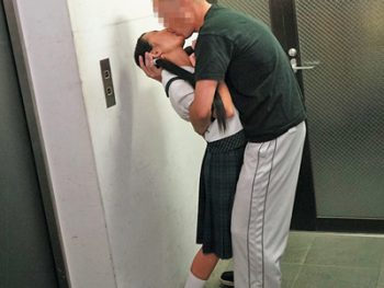 幼いロリィタちゃんのパンツを下ろして無毛マンコに挿入美少女パイパンのエロ動画