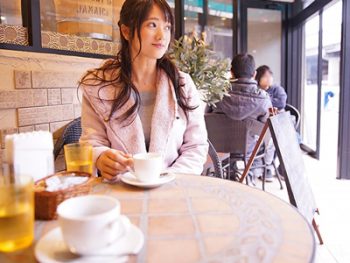 旦那の帰るよコールが来て大急ぎでSEXし終える人妻巨乳人妻顔射のアダルトエロ動画