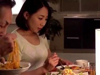 親友が寝ている間に奥さんをNTRレイプ！夫婦SEXに混ざって勝手に3P開始ｗ人妻めがね3Pのアダルト動画