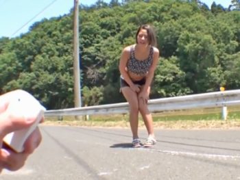 露出狂のお姉さんがお外や公衆トイレでSEXを楽しむ！巨乳お姉さん乱交露出のエロ動画