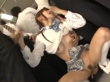 集団痴漢の餌食に合い→無慈悲にも中出しされてしまう美少女女子校生美少女ロリ中出し痴漢のアダルト動画