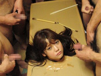 マニアの部屋に監禁された美少女のザーメン性活女子校生美少女顔射ぶっかけのエロ動画