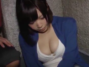 家に辿り着く前に玄関前で寝ちゃってた隣人を連れ込み泥酔FUCK巨乳お姉さん中出しのアダルト動画