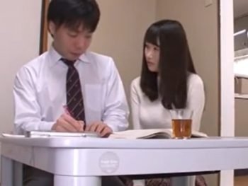 自宅に来た若い男を誘って浮気セックスに興じる淫乱人妻巨乳素人痴女人妻のエロ動画