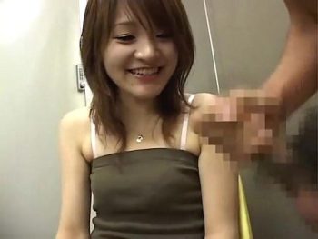 センズリ鑑賞に来た素人娘が至近距離チンポに我慢できずフェラ開始ｗ素人お姉さんフェラぶっかけのエロ動画