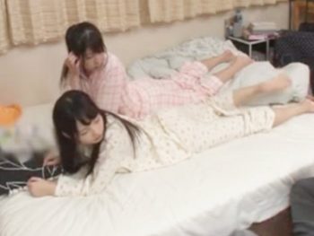 美少女に成長した妹2人と川の字就寝→勃起しちゃって近親3P！巨乳美少女妹近親相姦3Pの無料ポルノ動画