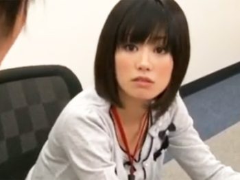 会社内で男性社員を誘惑して会議室でパコる痴女OL美少女痴女OL顔射の無料エロ動画