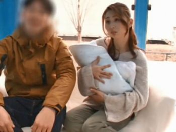 外に旦那と息子がいるのにMM号で中出しされちゃう素人妻素人人妻中出しのエッチ動画