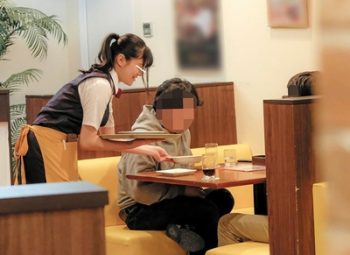 ファミレスでも一際目立っていた美少女店員を痴漢→さらにバイト中に強制レイプする鬼畜野郎たち巨乳素人ハメ撮りイラマチオレイプ乱交痴漢のアダルト動画