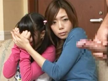 性調査とダマして母娘一緒にエロビデオを鑑賞させた末にデカマラを見せつけた結果ｗ巨乳美少女ロリ人妻3Pの無料アダルト動画