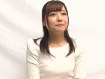 癒し系の顔立ちの美少女が壁から生えたチンポを手コキ＆フェラ抜き美少女お姉さんフェラ手コキの...