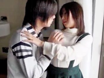 美乳をぷるんぷるん揺らしながら腰振りまくる美少女！素人美少女痴女のアダルト動画