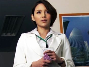 残業中の美人OLが婚約者の前でストーカー清掃員にレイプされちゃうｗOL顔射レイプのアダルト動画